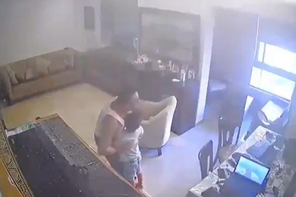 OTAC ŠTITI SINA DOK EKPLOZIJA DIVLJA U BEJRUTU! Ovaj snimak se deli širom sveta! (VIDEO)