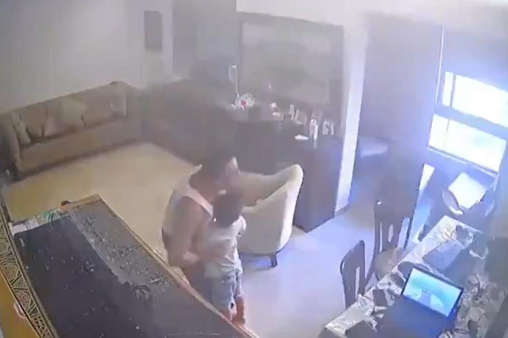 OTAC ŠTITI SINA DOK EKPLOZIJA DIVLJA U BEJRUTU! Ovaj snimak se deli širom sveta! (VIDEO)