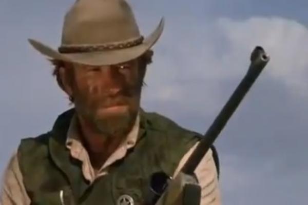 ČAK NORISU NE MOŽE NIKO NIŠTA, A IZGLEDA NI NJEGOVOJ MAMI! Napunila je 100 godina, izgleda NEREALNO (FOTO)