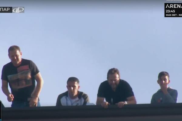 NAVIJAČI IPAK NA UTAKMICI NOVI PAZAR-PARTIZAN: Ovi momci su se genijalno snašli i prate meč uživo!