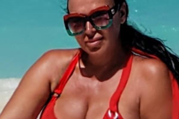 MILETOVA ŽENA SE SKINULA SA 60, SVE NA NJOJ SAMO ŠTO NE ISKIPI! Toliko se ugojila, grudi hoće da eksplodiraju