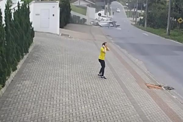 GLEDAJTE NA SVOJU ODGOVORNOST! Žena mirno šetala ulicom, a onda se iza njenih leđa srušio avion! (VIDEO)
