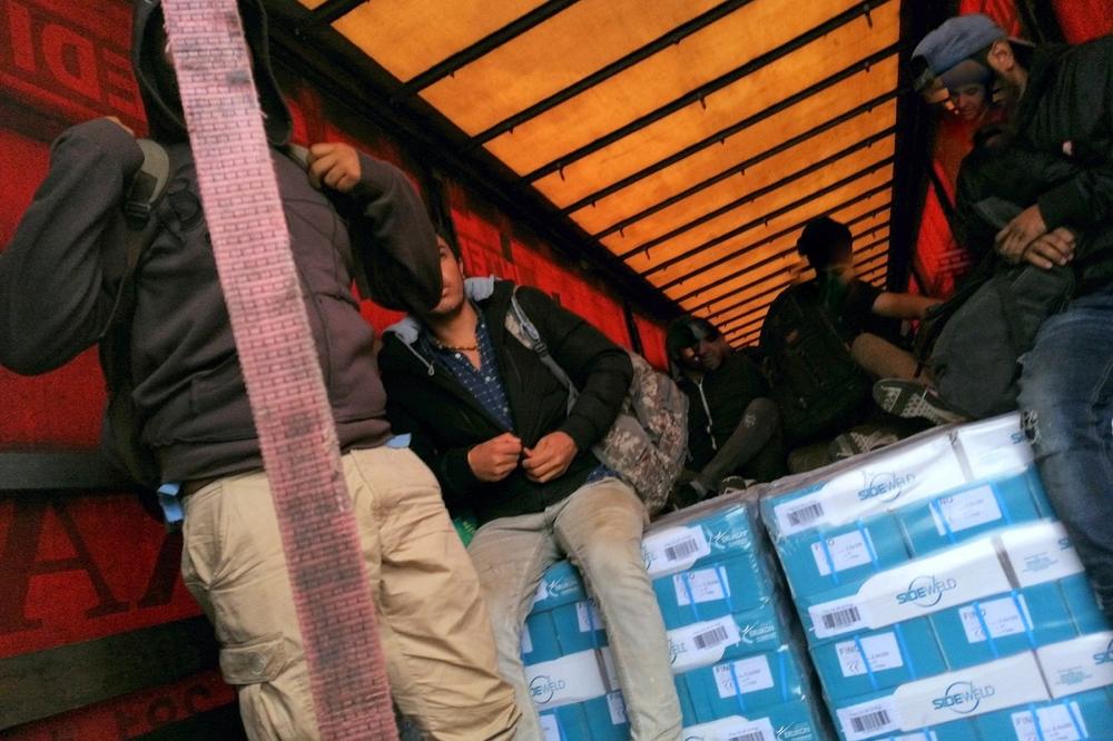 MIGRANTI ZALUTALI NA NIŠKI TERMINAL: Prevozili su ih kao stoku, JEDNA STVAR JE POSEBNO TU STRAŠNA (FOTO)