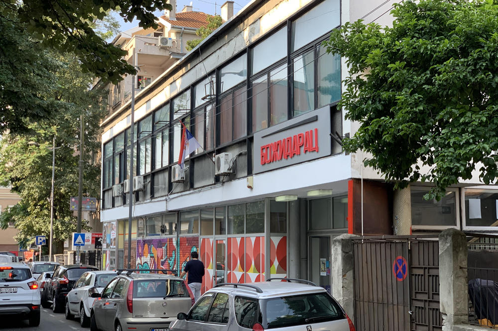 ONI SU SE OVAKO ODUŽILI MEDICINARIMA! Sašili su moderne bele mantile za sestre i lekare u Domu zdravlja Vračar