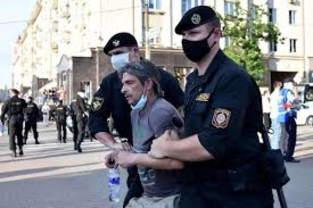 U MINSKU UHAPŠENI RUSKI NOVINARI KOJI SU IZVEŠTAVALI S PROTESTA: Pročitajte kako se PRAVDA Beloruska POLICIJA! HIT!