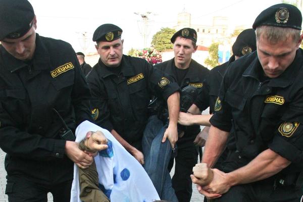 "NEPRIHVATLJIVO I ŽALOSNO": Oglasili se iz EU povodom pritvaranja visokog diplomate u BELORUSIJI