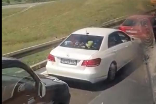 KOD BEGALJIČKOG BRDA JE OGROMNA GUŽVA: Ne nazire se kraj, nikome nije jasno ŠTA SE DESILO! (VIDEO)