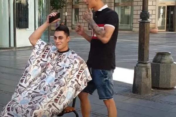 BIVIŠI UČESNIK PAROVA ZAPREPASTIO NACIJU! Seo nasred Knez Mihailove, a onda su počeli da ga šišaju! (ŠOK VIDEO)