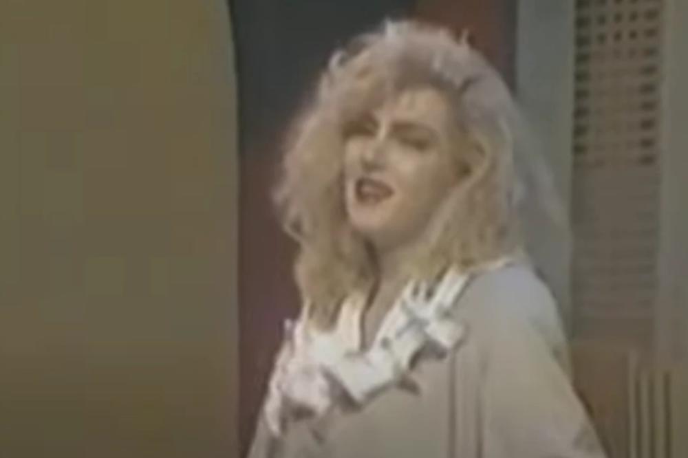 MUŠKARCE JE ZASLEPELA LEPOTOM I BILA JEDNA OD NAJPOŽELJNIJIH PEVAČICA: Danas je ne prepoznaju zbog plastičnog lica!