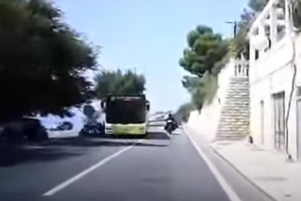 MOTOCIKLISTA ZA DLAKU IZBEGAO AUTOBUS: Zbog ovoga svi bruje o manevru hrvatskog vozača (VIDEO)