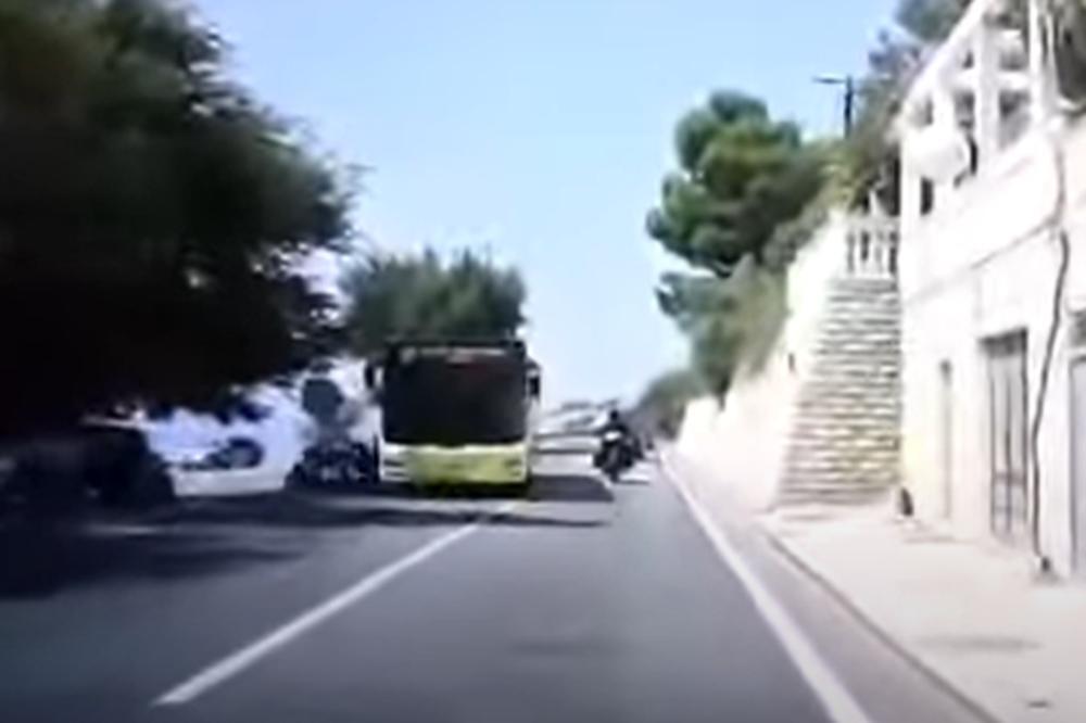MOTOCIKLISTA ZA DLAKU IZBEGAO AUTOBUS: Zbog ovoga svi bruje o manevru hrvatskog vozača (VIDEO)