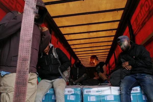 HAOS NA NIŠKOM AERODROMU! Carinici primetili nešto neobično, pronašli OSAM MIGRANATA - evo šta ih je ODALO (FOTO)