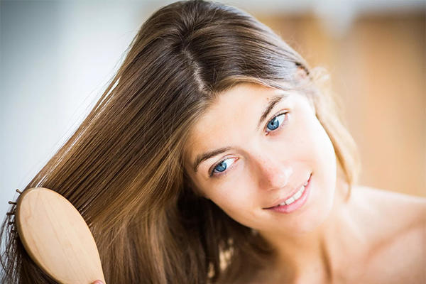 MALI ŽENSKI TRIKOVI: Evo šta da radite ako vam se kosa kovrdža po vrućini?
