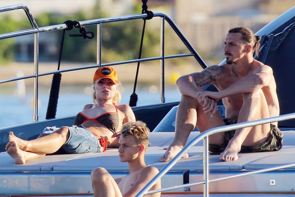 IBRINA ŽENA SE SKINULA USRED BELA DANA: Ima 50 godina, puca kako izgleda! Okrenula leđa, a onda joj je sve spalo...