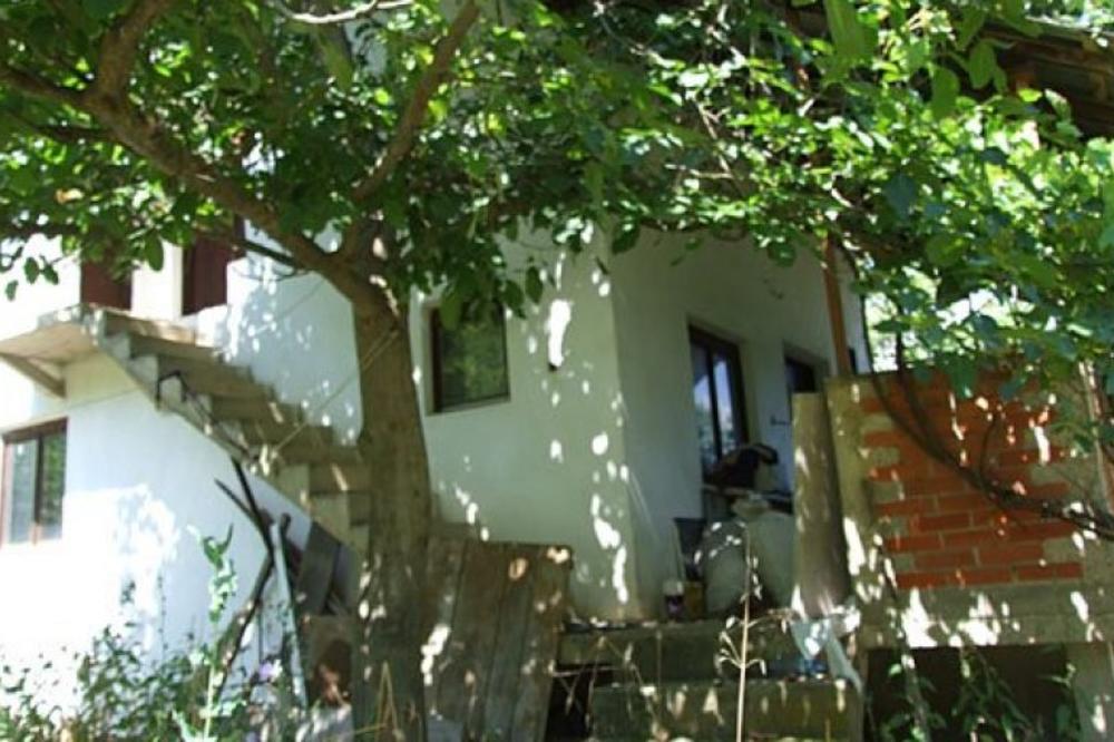 NA STOLU BIBLIJA, PO PODU SVE RAZBACANO: Ovako danas izgleda kuća u Jabukovcu u kojoj se DESIO MASAKR (FOTO)