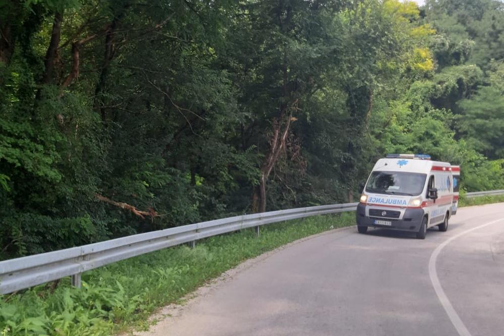 ČOVEK KOD ČAČKA JE TEŠKO POVREĐEN: Tragedija se desila kad je otišao U SEČU DRVA, pokušavaju da ga izvuku