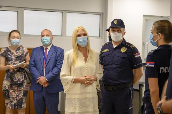 ONI SU VELIKI DOBRINOS OČUVANJU NAŠE GRANICE: Sekretarka MUP-a obišla renovirane prostorije granične policije