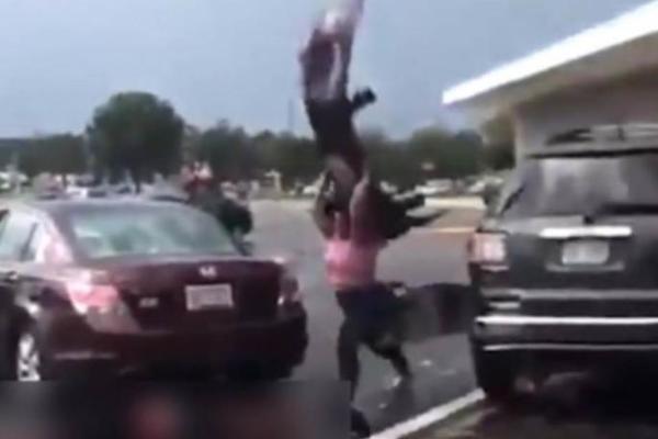 AU, SAČUVAJ BOŽE! Pomahnitala žena spremna na sve pregazila partnera kolima, a onda je usledio ŠOK (VIDEO)