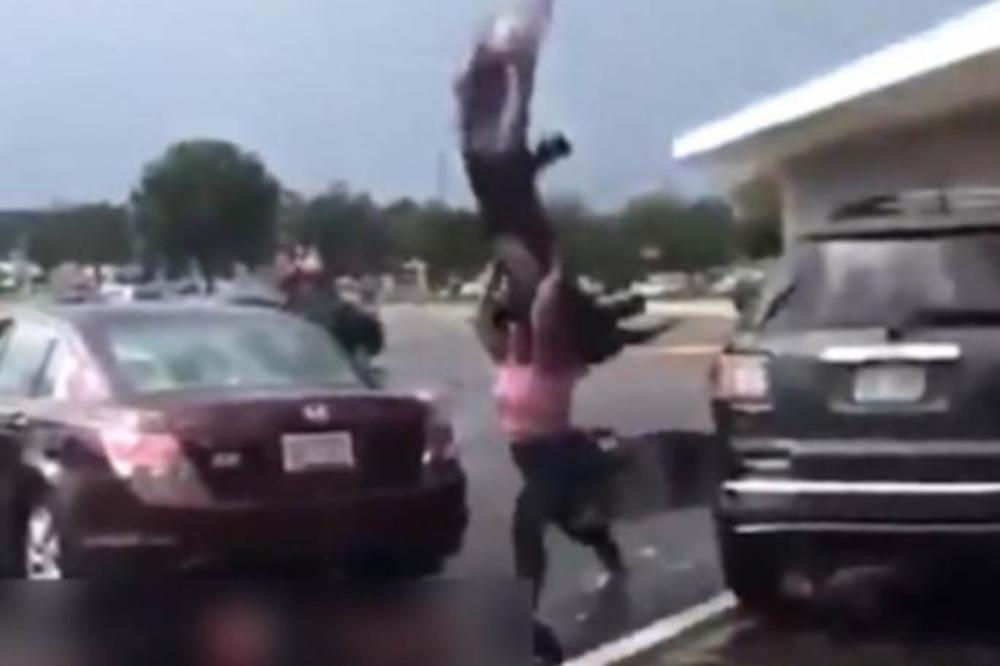 AU, SAČUVAJ BOŽE! Pomahnitala žena spremna na sve pregazila partnera kolima, a onda je usledio ŠOK (VIDEO)