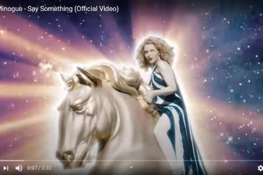 KAJLI MINOG IMA NOVI SVETLUCAVI SPOT ZA PESMU SAY SOMETHING