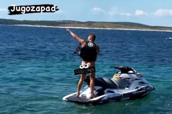 OVAKVOG GA NIKAD NIKO NIJE VIDEO! Rođak poznate srpske pevačice go golcijat! Vrisnula fotka na Instagramu! (FOTO)