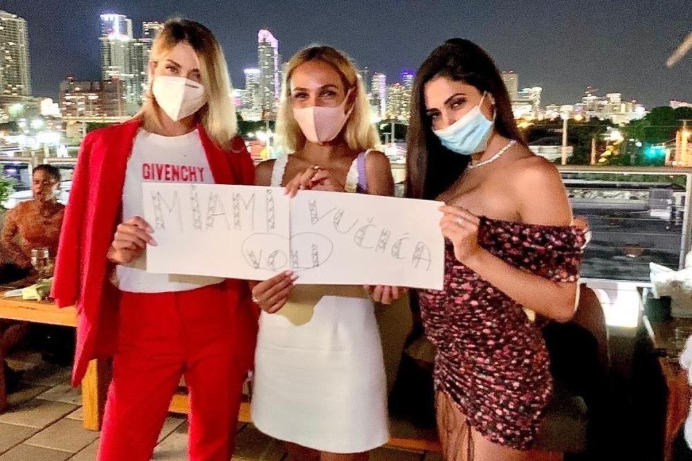 MAJAMI VOLI VUČIĆA! Širom sveta ljudi se fotografišu držeći plakate, a na njima ime predsednika Srbije (FOTO)