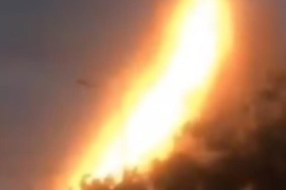 VATRENI BIČ S NEBA UDARIO U ZGRADU! Uhvaćen snimak stravičnog groma, društvene mreže se usijale, građani zanemeli