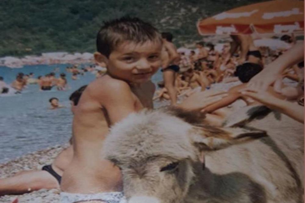 DA LI GA PREPOZNAJETE? Danas je NAJVEĆI RIJALITI ZAVODNIK, a s mnogim zadrugarima i dalje VODI RATOVE