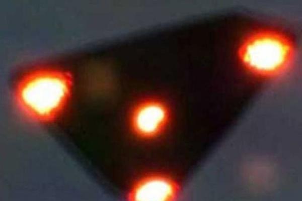 ZAŠTO AMERIKA STAVLJA NLO U ZAKON I ŠTA TO TAČNO ZNAČI? Šta je leteći "tik tak" i o čemu se ovde radi?