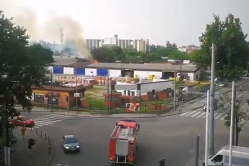 SNIMCI S MESTA POŽARA NA DORĆOLU: Bilo je dramatično! Nekoliko ekipa vatrogasaca gasilo požar! (VIDEO)