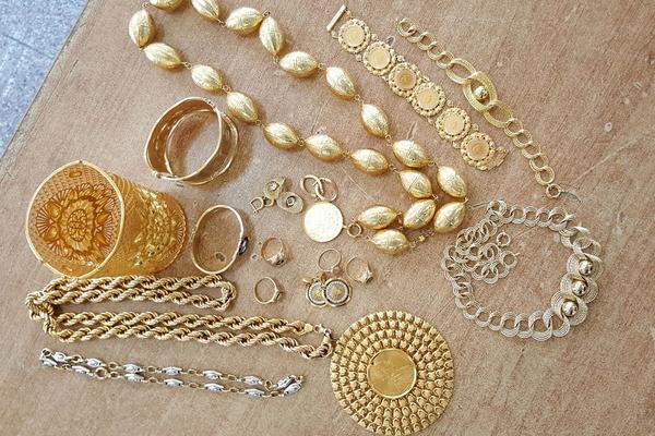 ŽENA (32) PROBALA DA PROŠVERCUJE ZLATO VREDNO MILION DINARA: Srpski carinici šokirani šta su joj sve našli u torbi