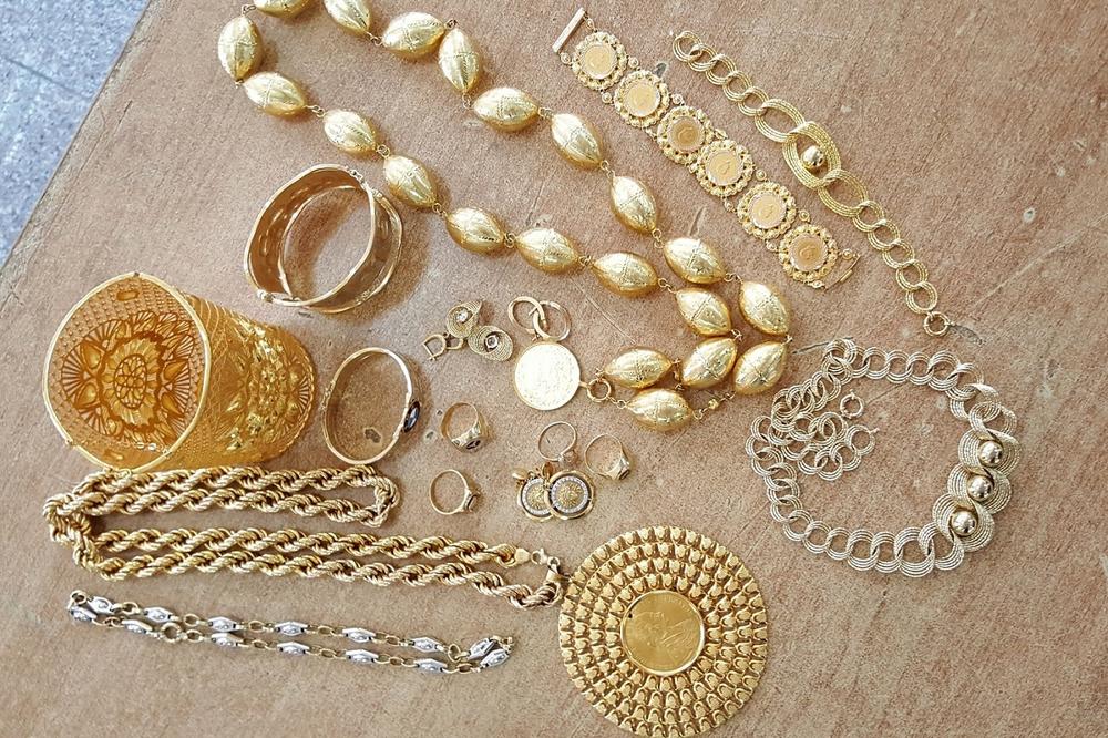 ŽENA (32) PROBALA DA PROŠVERCUJE ZLATO VREDNO MILION DINARA: Srpski carinici šokirani šta su joj sve našli u torbi