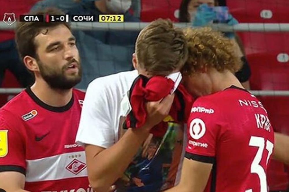 GOL POSVETIO PREMINULOJ MAJCI I ZAPLAKAO: A sudija mu je za to dao žuti karton! Spartak hoće da istupi iz lige!