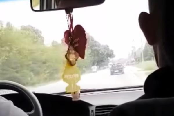 SULUDI VOZAČ KOD LESKOVCA KOLIMA NASRTAO NA PEŠAKE! Gledajte kako je divljao, pa bežao policiji (VIDEO)