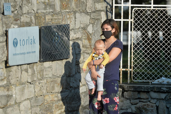 OGROMNE GUŽVE ISPRED TORLAKA: Svi čekaju pi-si-ar testiranje, NA SUNCU U REDU I MAJKE SA BEBAMA (FOTO)