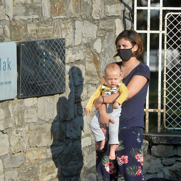 OGROMNE GUŽVE ISPRED TORLAKA: Svi čekaju pi-si-ar testiranje, NA SUNCU U REDU I MAJKE SA BEBAMA (FOTO)