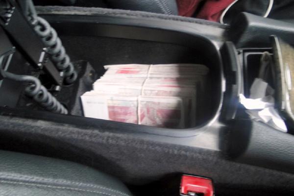 U PREŠEVU JE ZAUSTAVLJEN MERCEDES KOJI JE VOZIO ALBANAC: Kad su mu ispreturali auto, videli su da SVAŠTA KRIJE