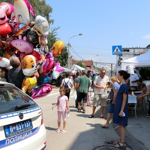 JAGODINCI NE MARE ZA KORONU! Na vašaru haos pravili, NIKO MASKU NE NOSI! (VIDEO)