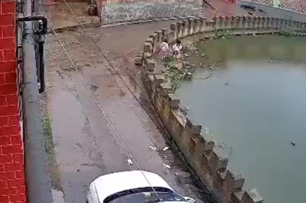 DVE DEVOJČICE UPALE U BAZEN, USLEDILA JE BORBA ZA NJIHOVE ŽIVOTE: Drama snimljena kamerama, ovo je HOROR! (VIDEO)