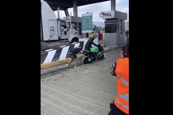 GDE ĆEŠ BRE MAJSTORE: Hteo da prođe naplatnu rampu, dočekalo ga neprijatno iznenađenje! (VIDEO)