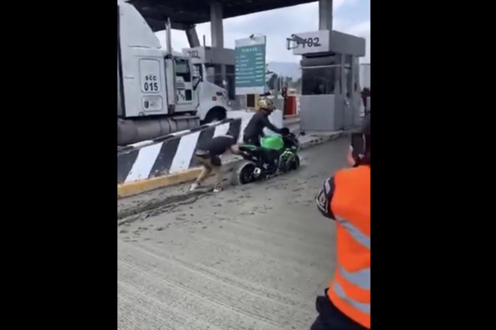 GDE ĆEŠ BRE MAJSTORE: Hteo da prođe naplatnu rampu, dočekalo ga neprijatno iznenađenje! (VIDEO)