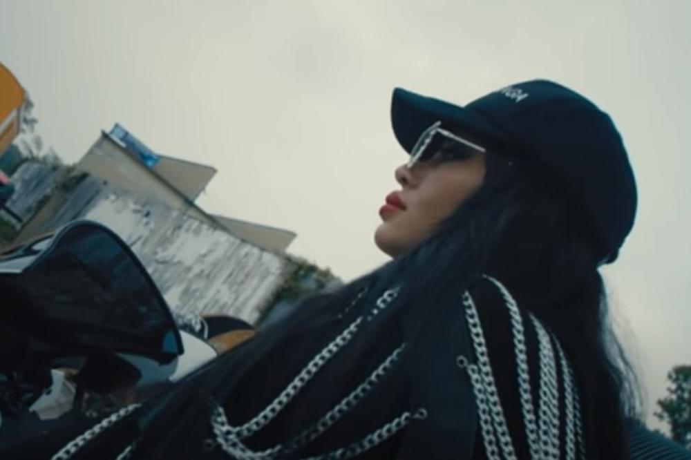 PUČE STOLICA! Pevačica doživela nezgodu na bazenu! Potom se razgolitila, OBLINE KIPE iz kupaćeg (FOTO)