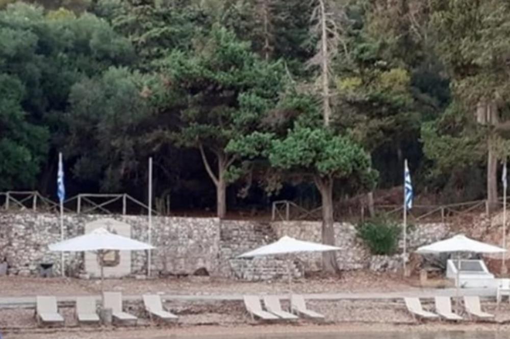 PLAVA GROBNICA NEĆE BITI KUPALIŠTE: Kustos Srpske kuće na Krfu veruje da će ležaljke uskoro biti uklonjene