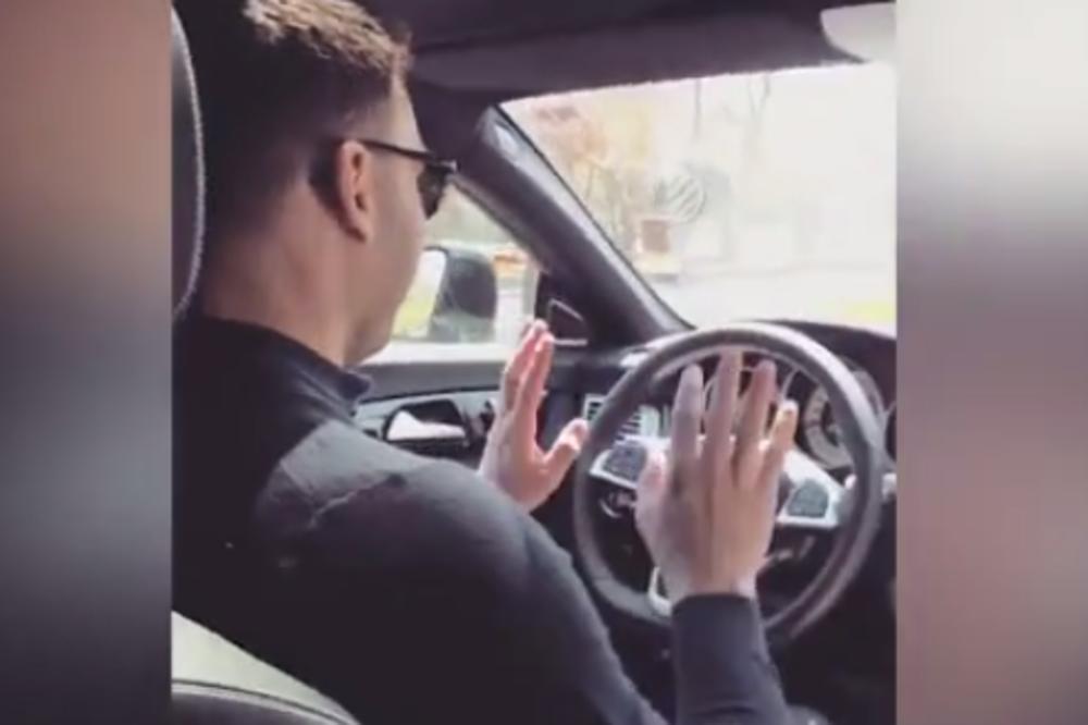 DUŠKO TOŠIĆ POVEZAO PEVAČICU SVOJIM KOLIMA, A ONDA GA ONA IZNERVIRALA! Pogledajte šta mu je uradila za volanom!