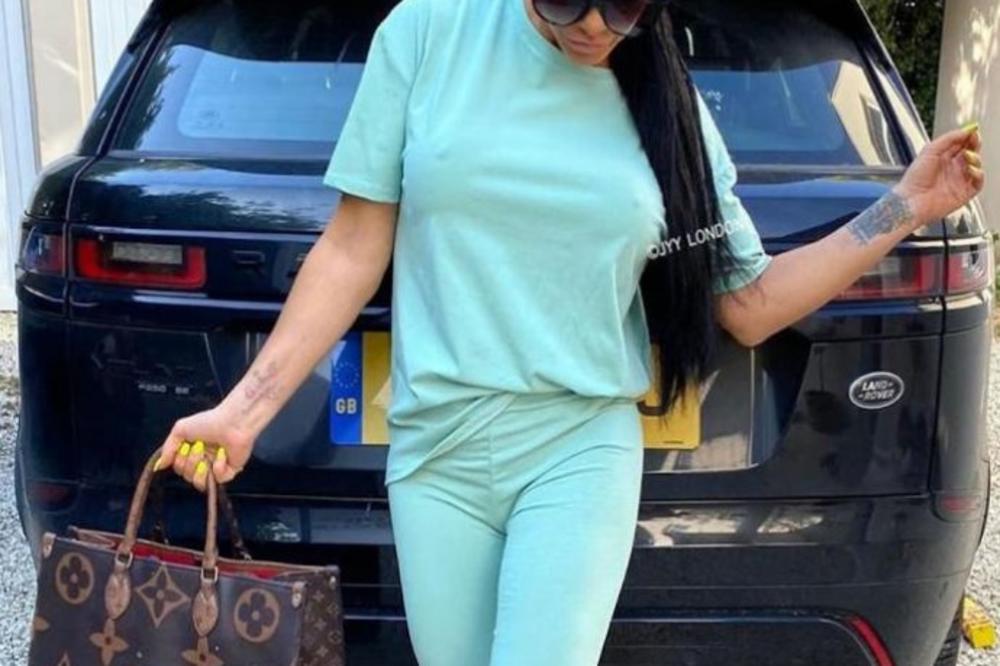 POZNATA PEVAČICA SLOMILA OBE NOGE, HITNO HOSPITALIZOVANA: Upravo stigle tužne vesti