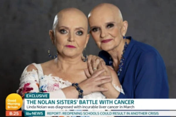 SESTRE POZNATE VODITELJKE OBOLELE OD RAKA, ONA ZBOG SOLIDARNOSTI ODSTRANILA OBE DOJKE! Potpuno se slomila u emisiji