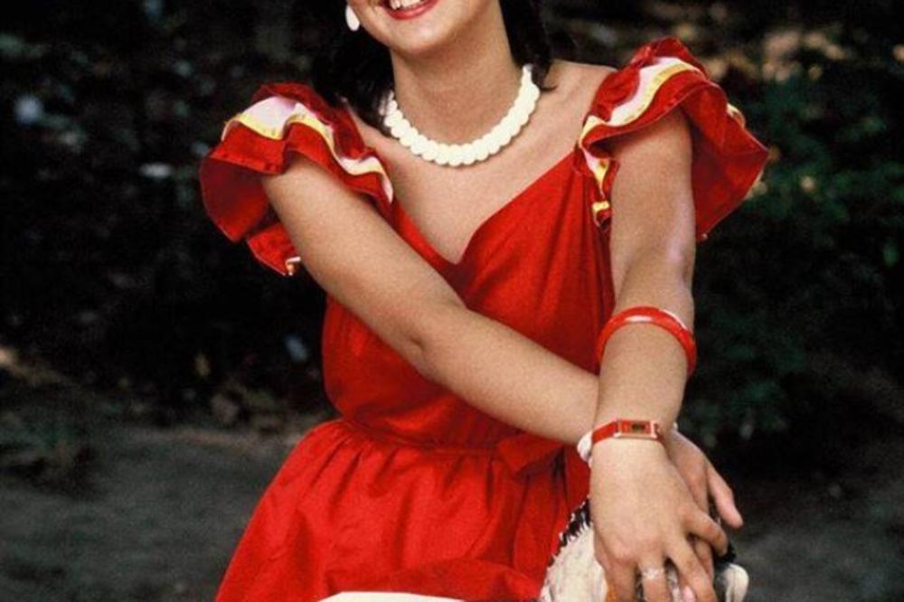 MOŽETE LI PREPOZNATI NAJVEĆU SRPSKU ZVEZDU? Njene hitove svi pevamo, a kladimo se da nemate pojma o kome je reč!