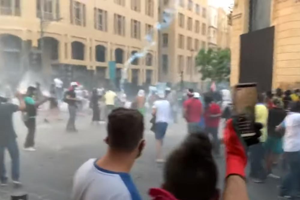 DEMONSTRANTI GAĐAJU KAMENICAMA, POLICIJA UZVRAĆA SUZAVCEM! Protesti u Bejrutu otišli pedaleko i prerasli u haos