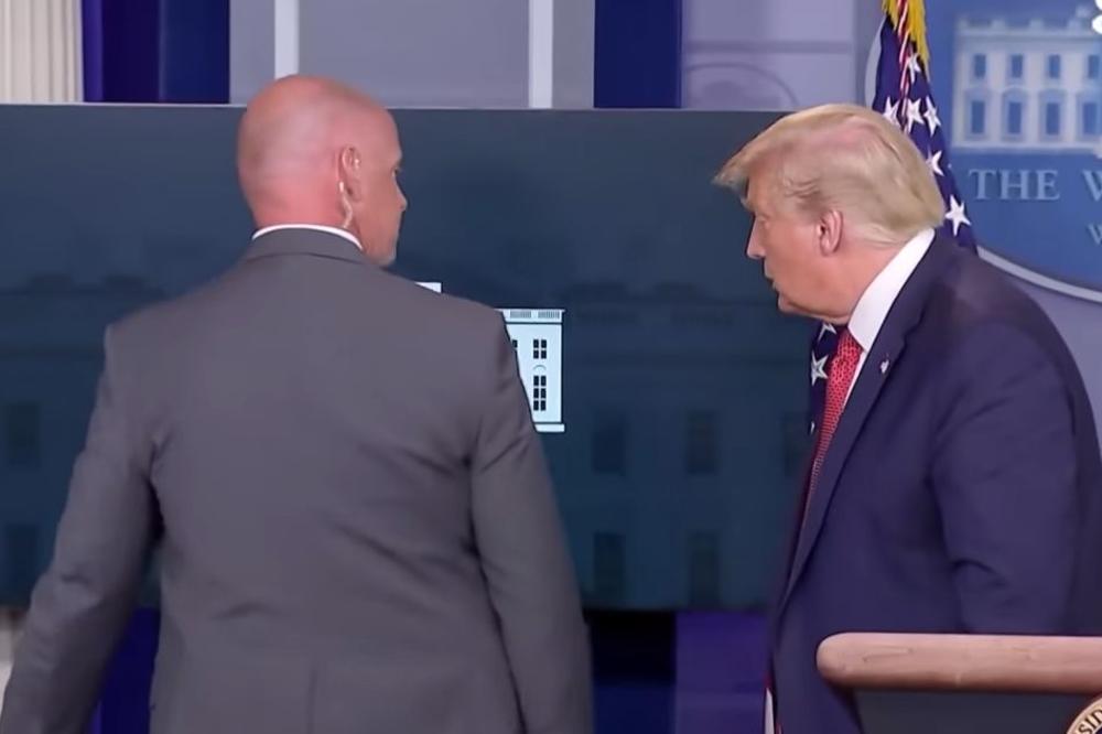 PUCNJAVA ISPRED BELE KUĆE, TRAMP HITNO EVAKUISAN: Agent TAJNE SLUŽBE pucao u NENAORUŽANOG ČOVEKA? (VIDEO)