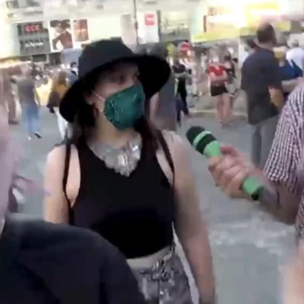 PLJUNULA GA PRAVO U FACU: Voditelj je intervjuisao devojku, njena reakcija u naletu besa je šokantna (VIDEO)